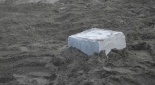 Багер и бетон на плажа в Бургас възмути жителите на