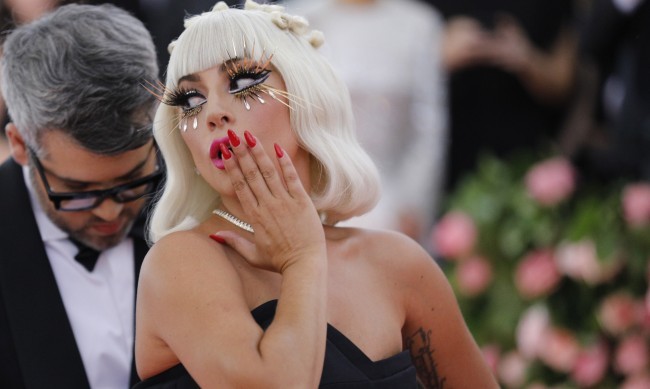 Лейди Гага се показа с нова прическа Певицата за пореден път