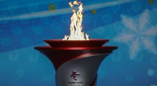 Олимпийският огън ще потегли утре с ограничен състав от факлоносци