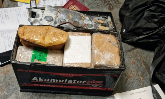 Заловиха близо 5,7 кг хероин, скрит в акумулатор