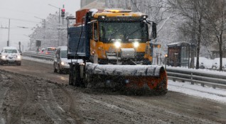 Обилния снеговалеж в София продължи през цялата нощ Обстановката започна