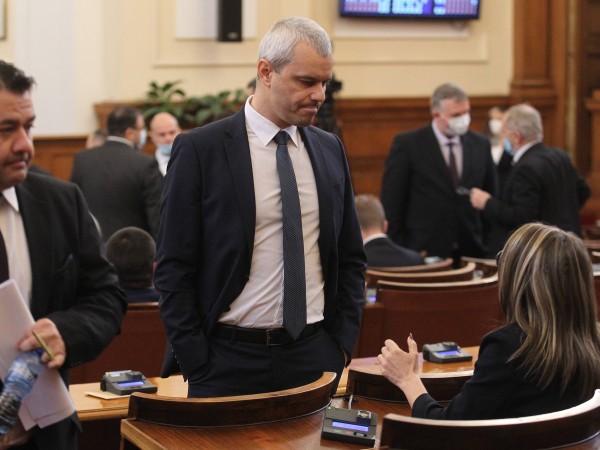 Оставката на здравния министър Асена Сербезова поиска лидерът на "Възраждане"