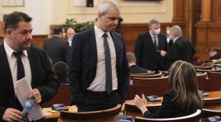 Оставката на здравния министър Асена Сербезова поиска лидерът на Възраждане