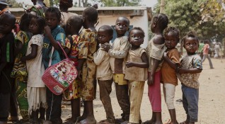 Трите деца на Луси Акини са заразени с малария така