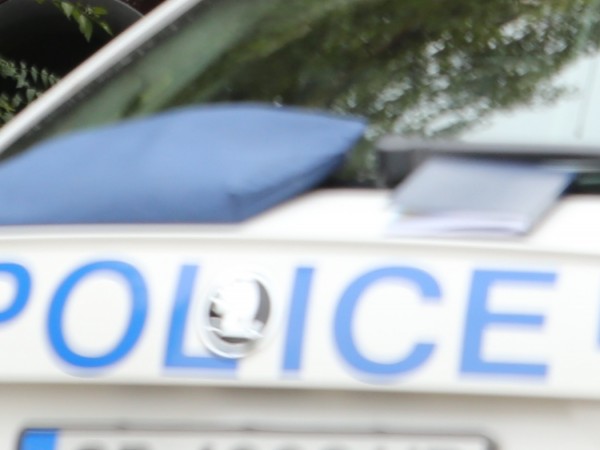Полицията в Котел издирва криминално проявен мъж, избягал при проверка,