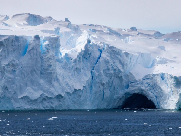 Най-високият ледник на най-високата планина в света губи лед на