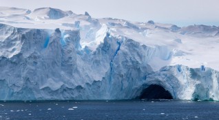 Най високият ледник на най високата планина в света губи лед на