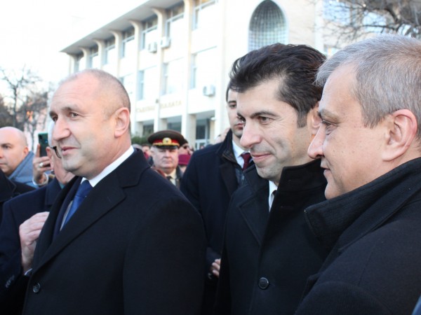 Снимка: БГНЕСДържавният глава Румен Радев и министър-председателят Кирил Петков пристигнаха