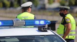 Полицията в София издирва шофьор на автомобил който е блъснал