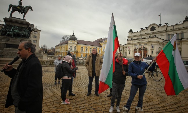 Малоброен протест против мерките се проведе пред НС