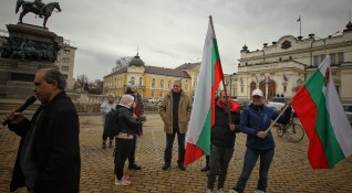 Снимка Димитър КьосемарлиевНяколко души протестираха пред Народното събрание заради мерките
