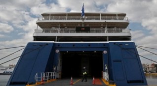 Нарушен е фериботният трафик в Гърция поради силни морски бури