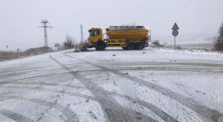 Снегонавявания и ураганен вятър затвориха за движение пътя Шипка