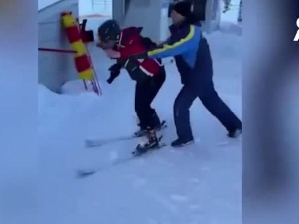 Служител на ски зоната в Банско е заснет да удря