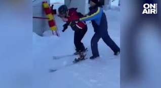 Служител на ски зоната в Банско е заснет да удря