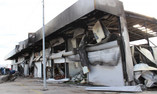 Огромни щети след пожара в зеленчуковата борса край Петрич