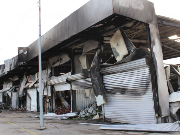 Огромни са щетите от снощния пожар в частната зеленчукова борса