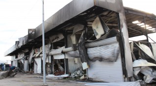 Огромни са щетите от снощния пожар в частната зеленчукова борса