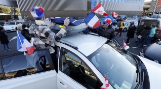 Френският президент Еманюел Макрон призова за спокойствие на фона на