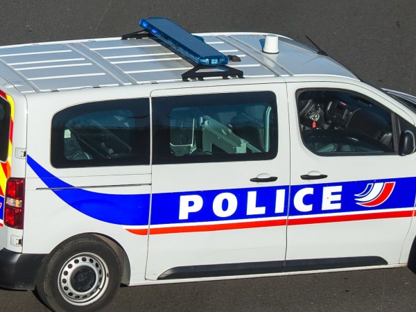 Френската полиция ликвидира днес сутринта мъж, който нападнал служители на