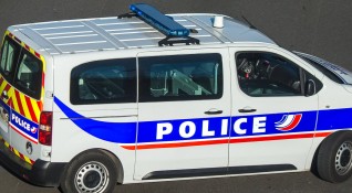 Френската полиция ликвидира днес сутринта мъж който нападнал служители на
