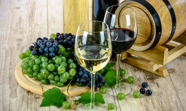 Липсват над 300 000 л бели и червени вина от данъчен склад