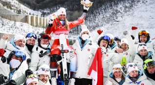 Световната шампионка Корин Сутер спечели алпийското спускане при жените на