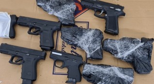 Контрабандни бойни пистолети бяха задържани от митническите служители на граничния