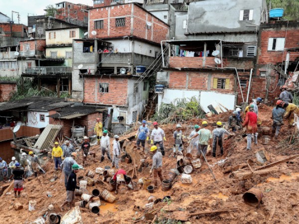 Проливните дъждове в Рио де Жанейро предизвикаха редица свлачища и