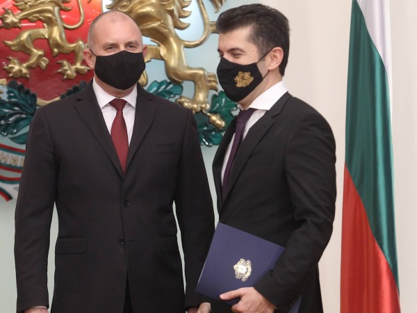 Президентът периодично взема страната на мнозинството български граждани, защото се