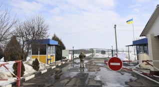 Украинските граничари сканират снежната гора за признаци на руско движение Те