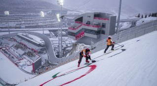 Обилен сняг вали по пистите където се състезават атлетите в