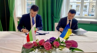 Премиерът Кирил Петков и президентът на Украйна Володимир Зеленски подписаха