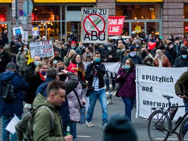 Няколко хиляди души излязоха на протест в Германия срещу здравната