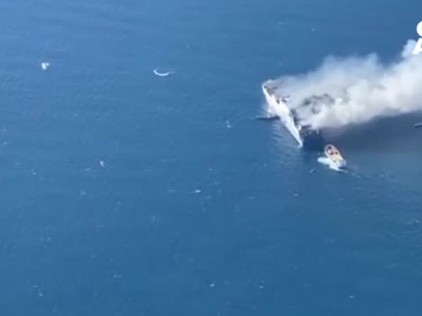 Продължава спасителната операция в Йонийско море, след като пожар избухна