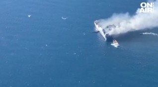 Продължава спасителната операция в Йонийско море след като пожар избухна