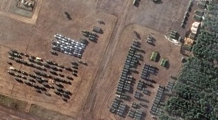 Сателитни снимки показват ново разполагане на над 100 военни коли