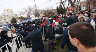 Партия Възраждане организира протест пред Министерския съвет срещу противоепидемичните мерки