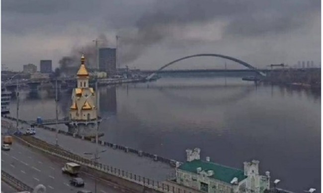 Черен дим се издига над украинското разузнаване в Киев