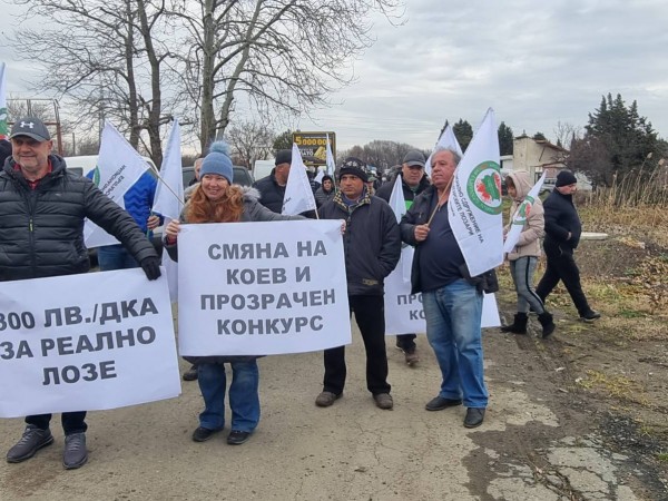 Лозари от Поморийски регион блокираха за кратко пътя за Слънчев