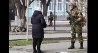 Украинка бе приветствана за храбростта си след като се изправи