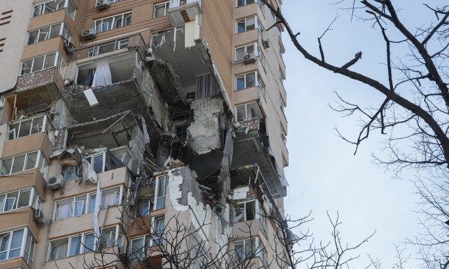 Ракета удари жилищен блок в Киев - Последни Новини от DNES.BG