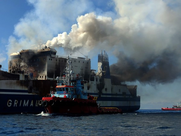 Продължава операцията на изгорелия ферибот в Гърция. Плавателният съд се