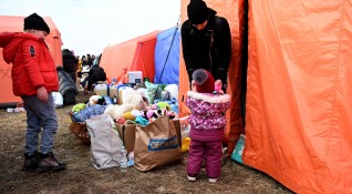 Приблизително 368 000 души са избягали от Украйна в съседните