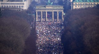 Стотици хиляди хора протестираха срещу Русия в редица европейски градове