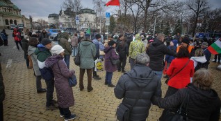 Протестиращи се събраха пред парламента в подкрепа на министъра на