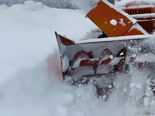 528 снегопочистващи машини обработват пътните настилки в районите със снеговалеж.