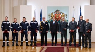 Президентът Румен Радев награди огнеборци участвали в потушаването на горските