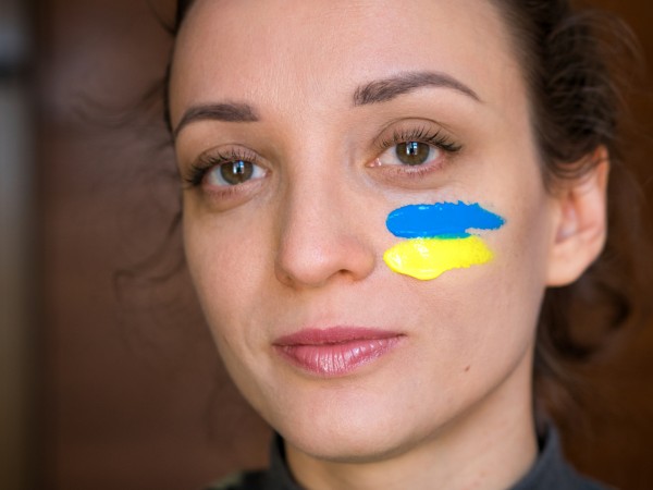Бивша Мис Украйна замени лъскавите тоалети с военно облекло Анастасия