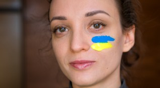 Бивша Мис Украйна замени лъскавите тоалети с военно облекло Анастасия